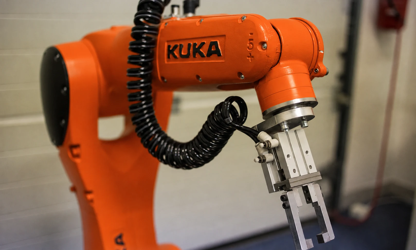Ipari robotkar gyártási környezetben